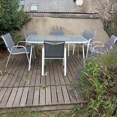 Maisonnette Et Proches De La *