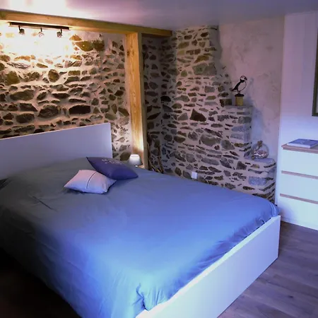 Maisonnette Et Proches De La *